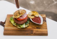 Burger czy sałatka? – Polacy coraz chętniej eliminują mięso z diety